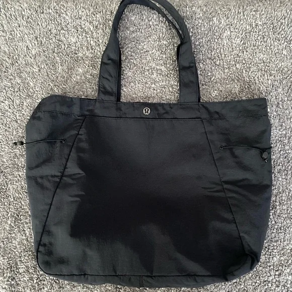 **SOLD!!** LULULEMON SIDE CINCH SHOPPER TOTE 18L - Picture 2 of 4